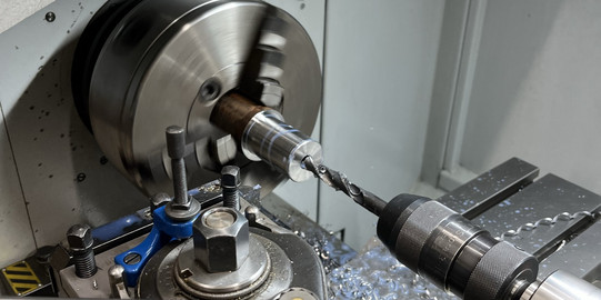 Startseite_Bild Bearbeitung eines Bauteils in der Drehmaschine